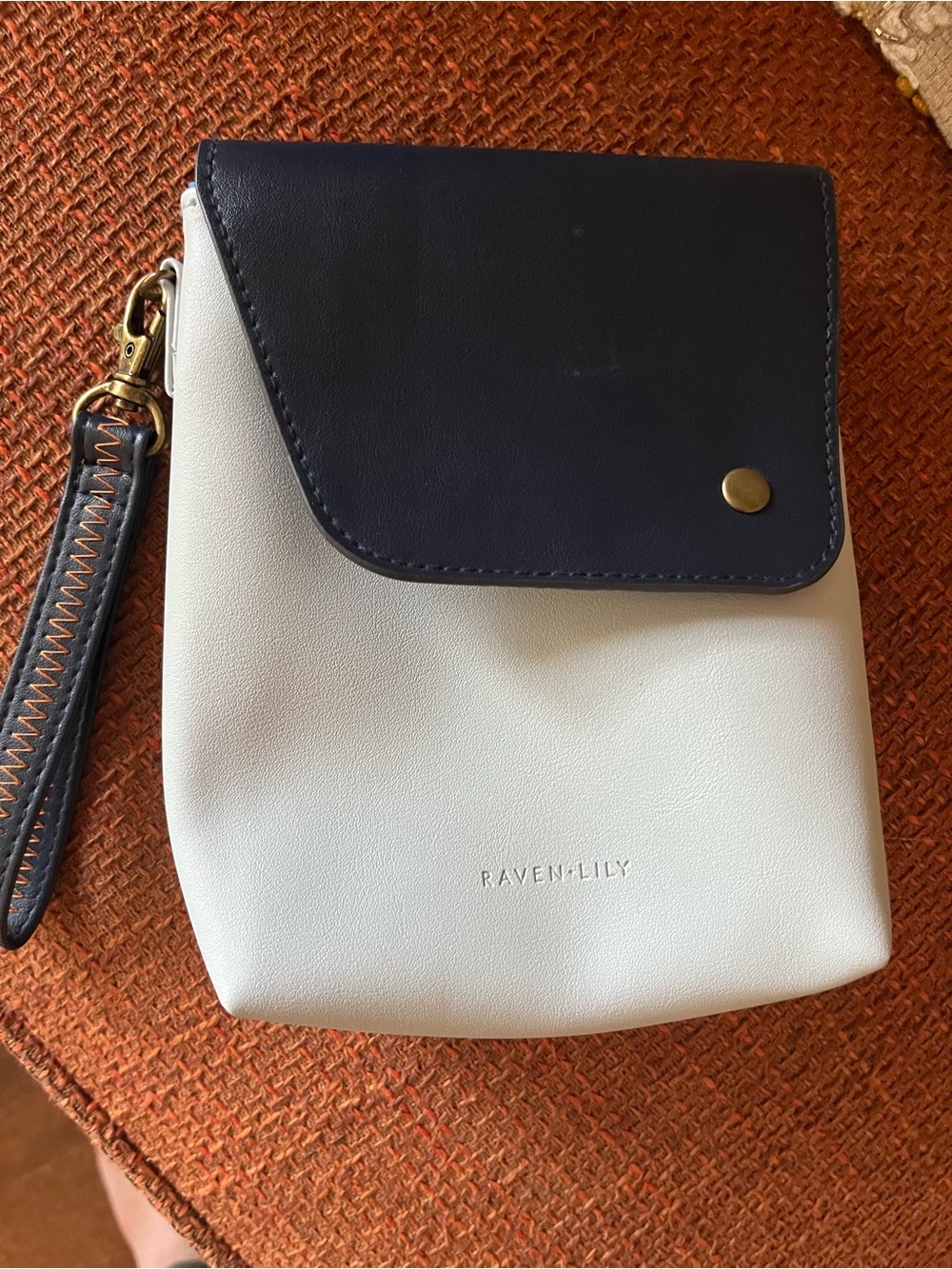 Raven & Lily for American Airlines light/dark blue pouch.